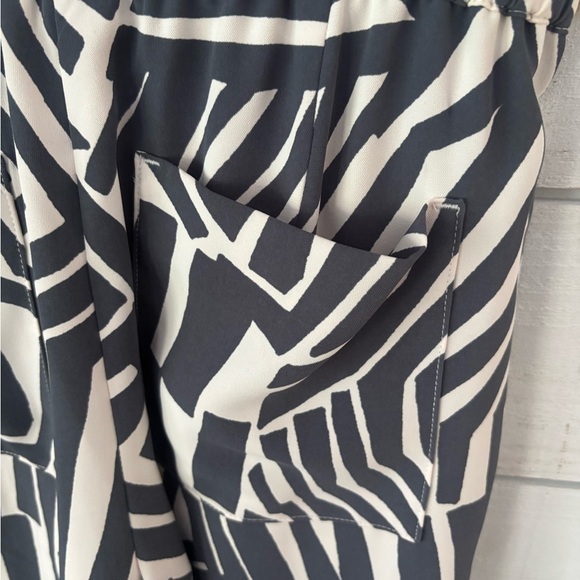 LOFT Ann Taylor  Geometric Palazzo Pants. Two front pockets, two back pockets. - Picture 7 of 15